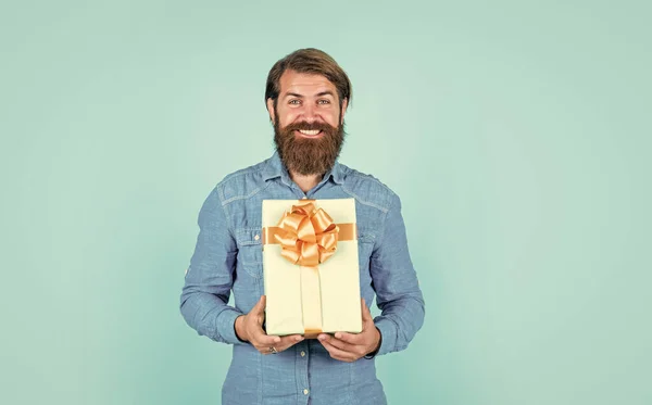 Hombre maduro buscando casual en sorpresa con presente caja de regalo. comúnmente utilizado para el cumpleaños. comprar regalos de aniversario. caja de cartón abierta masculina sorprendida con algo emocionante dentro — Foto de Stock