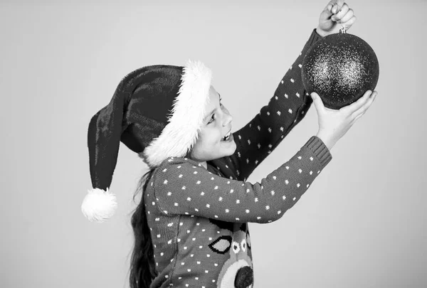 想把它。寒假和圣诞节快乐。季节性购物折扣。小女孩装饰球在场。圣诞节大甩卖。孩子的桑塔帽子礼物。我梦想的一切。新年快乐 — 图库照片