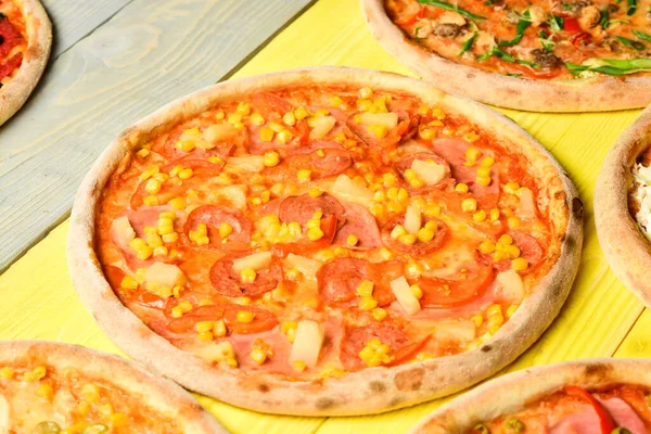 Concepto de restaurante de comida rápida. Pizza picante para menú italiano —  Fotos de Stock