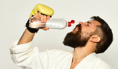 Dövüş ustası eğitimden sonra ferahlatıcı su içer..