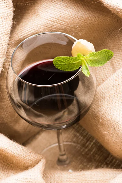 Liście mięty i imbir na szkle. Sommelier i degustacja wina — Zdjęcie stockowe