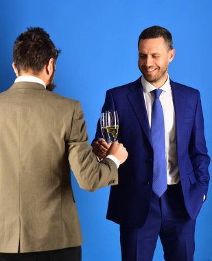 Sakallı menajerler şampanya bardakları tutarlar..