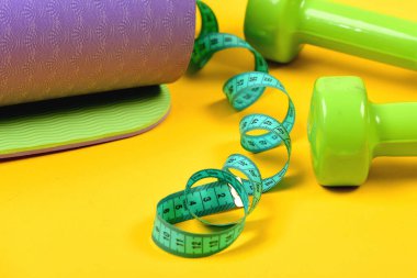 Spor ve sağlıklı yaşam tarzı kavramı. Halterler bükülmüş mezuranın yanında