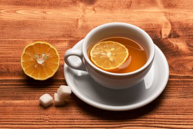 Bir bardak yeşil çay ve bir dilim portakal meyvesi..