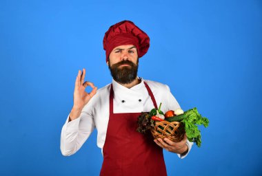 Şefin elinde marul, domates, biber ve mantar var..