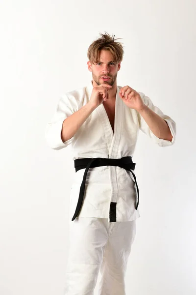 Karate man i en kimono i strid hållning — Stockfoto