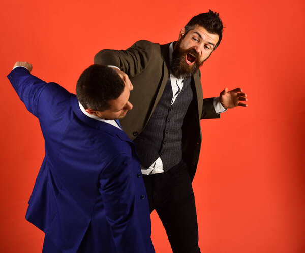 Бизнесмен с неистовым лицом бьет и бьет противника.
