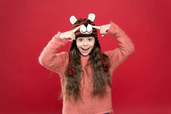 Olha para isto. moda de criança de inverno. infância feliz. atividade de tempo de Natal. Diversão de férias. acessório estação fria. criança alegre na roupa quente. menina adolescente elegante com cabelos longos em earflaps — Fotografia de Stock