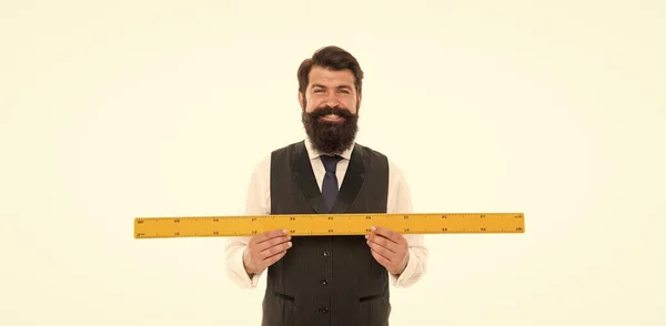 異なるビューのための心を開きます。学校の先生。サイズは本当に重要です。男はヒップスターの支配者を髭を生やした。長さを測れ。測定と制御。幾何学の定理。センチメートルで測定します。メートル法 — ストック写真