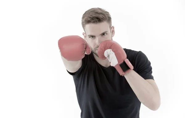 Mann boxt isoliert auf Weiß. Macho in roten Boxhandschuhen. Bereit zum Kampf. Selbstbewusster Sportler. Energie und Macht, K.o. Fitnesstrainerin beim Training. Stanzen. Künftiges Ziel und Erfolg. — Stockfoto