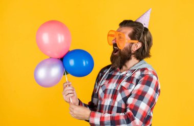 Bu mükemmel. Mutlu bayramlar. Partiye gidenler çıldırıyor. Balonlarla eğleniyorum. Yıldönümü için hazırlanın. En iyi etkinlik yöneticisi. Vahşi erkek partide. Doğum günü şapkalı komik adam.