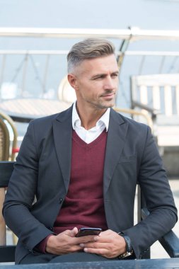 Tarzın ötesinde. Yönetmen açık kafede dinleniyor. Modern mobil cihaz. İş iletişimi. 3G mi? 4G mi? Yeni teknoloji. Modern yaşam tarzı. Yarınla iletişim kur.