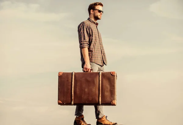 Gepäckkonzept. Reisebüro. Reiseblogger. Der Mann trägt seine Sachen im Gepäck. Geschäftsreise. Schöner Kerl. Reisen mit Gepäck. Urlaubszeit. Kerl im Freien mit Vintage-Koffer — Stockfoto