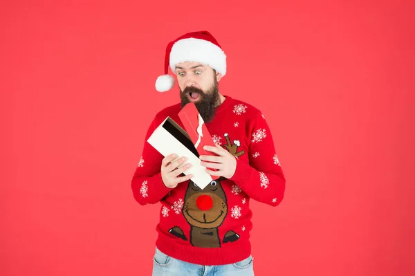 산타 클로스 수염을 기른 남자는 새해 복 많이 받길 바라며 크리스마스 선물과 선물, 권투의 날 쇼핑으로 파티를 축하 할 준비가 되어 있다. — 스톡 사진