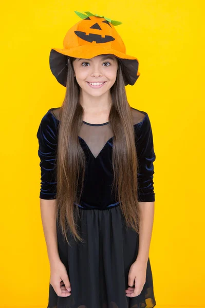 Sorriso puro. bambino sorridente che indossa copricapo da zucca. festa in costume di carnevale. Dolcetto o scherzetto. festeggiare la festa. Jack o lanterna. Halloween ragazza con il cappello di zucca. infanzia felice. adolescente bambino in cappello zucca — Foto Stock