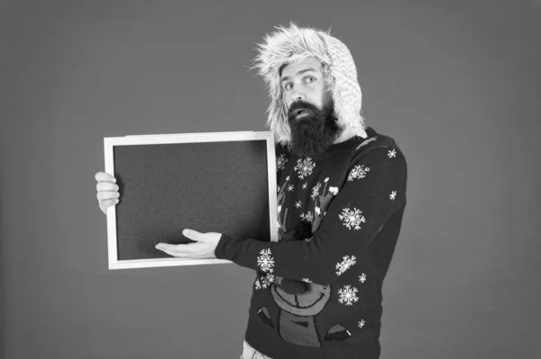 Winter holiday. Schedule timing concept. Bearded man blank blackboard copy space. Guy santa claus red background. Chalkboard for information. Presentation concept. Winter announcement. Winter event — Stock Photo, Image