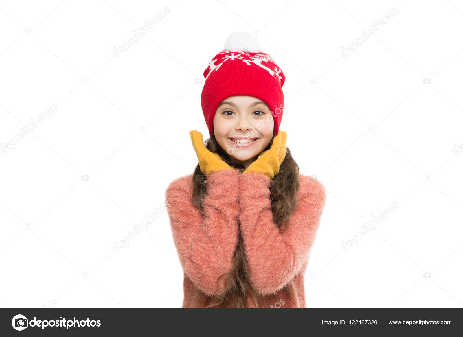 petite fille adorable en bonnet tricoté chaud et mitaines sur la