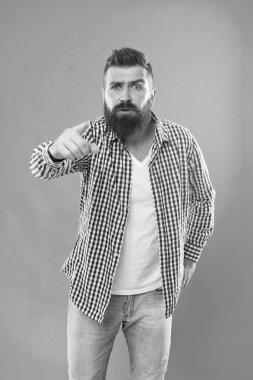 Seni hatırlıyorum. Dikkat! Sıradan gömlekli ciddi bir adam kamerayı parmağıyla işaret ediyor. İyi giyimli bir hippi kameraya bakıyor. Bıyıklı ve uzun sakallı hippi. İşaret parmağı gösteriliyor