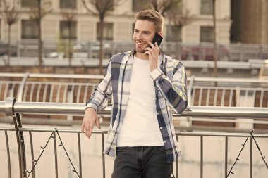 Serbest yaşam tarzı konsepti. Başarılı işveren cep telefonu kullanır. Anlaşma yapmak için. Genç iş adamı dışarıda. Cep telefonu tutan bir iş adamı. Güzel gündelik kıyafet. modern teknoloji kavramı