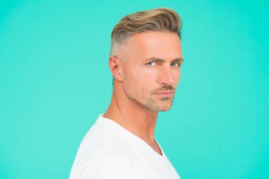 Mükemmel bir tarz. Yüzünde kıllar olan yakışıklı bir adam. Yüz kılı bakımı. Erkek bakımı modası. Berber dükkanı güzellik salonu. Olgun gülümseyen adam. Sıradan tarz mavi gözlü adam. Yakışıklı, tıraşsız adam.