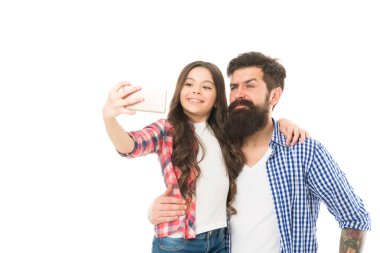 Baba ve kızı selfie çekiyor. 4G teknolojisi. Blogcu çocuk. Blogger konsepti. İnternette hayat. Blogger yaşam tarzı. Birlikte mutlu anları yakalayın. Babası olan küçük bir kız. Küçük neşeli çocuk babası.