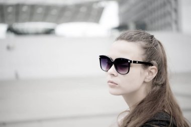 En iyi özelliklerini vurgulamak. Açık havada seksi bir kadın. Şehvetli kadın moda güneş gözlüğü takıyor. Uzun saçlı güzel bir kadın. Genç bir kadının güzel görünüşü. Moda ve tarz. Güzellik ve gençlik