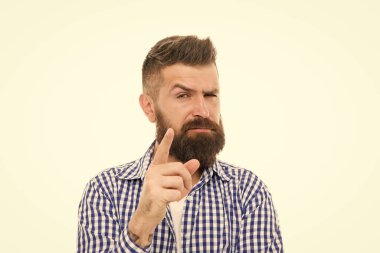 Bir fikrim var. Erkek berber bakımı. Saç kesimini mükemmel gösteriyor. Kuaföre saç kestiriyorum. Hipster müşteri berber dükkanını ziyaret ediyor. Erkek güzellik portresi. Bakımlı sakallı bir adam. Kendine güvenen olgun adam