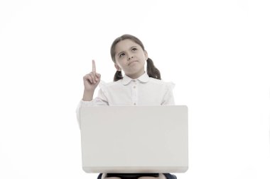 Harika bir fikir. Kız işi ya da laptopla oynamak beyaza izole edilmiş. Küçük çocuk bilgisayarla otururken ilham aldı. Siber pazartesi. Online eğitim. Sadece ilham geldi. Modern yaşam için yeni teknoloji, boşluğu kopyala