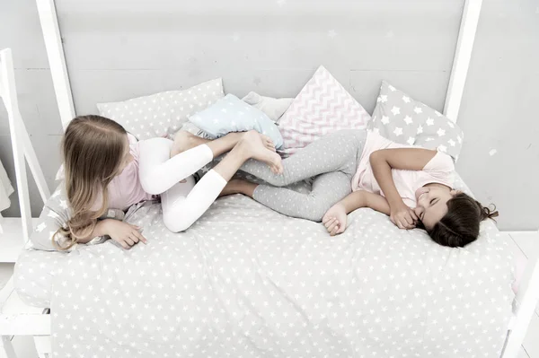 Amigos mais próximos. Festa de pijama. Meninas irmãs se divertindo. Irmãs brincando rindo de casa. Conversa acolhedora. Irmãs ou melhores amigos passam tempo juntos se comunicando. Irmãs infância feliz — Fotografia de Stock