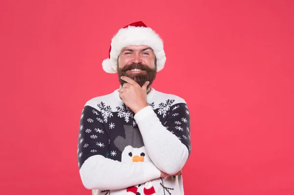 Будьте позитивны. мужская зимняя мода. счастливый бородатый мужчина в шляпе Санта Клауса. новогодняя вечеринка. отмечать зимние праздники. Счастливого Рождества. Человек в смешном трикотажном свитере. xmas время покупок — стоковое фото
