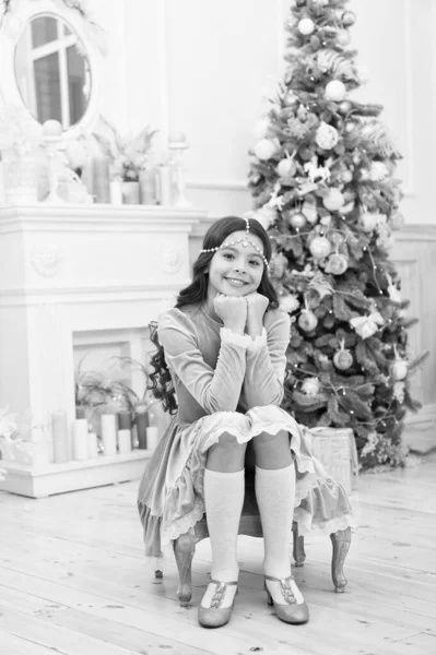 Şirin ve göz kamaştırıcı. Mutlu Noeller kızım. Xmas bakışlı küçük kız. Noel ağacında küçük bir kız. Yeni yıl arifesinde bebek gülümsemesi. Tatil kutlaması. Partiye hazır olun. — Stok fotoğraf