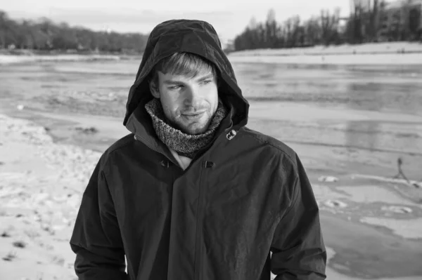 Condiciones climáticas favorables para el invierno. Día soleado de  invierno. Ropa de hombre de invierno. Ropa de invierno. Ropa de moda  Hipster. Chaqueta tipo con capucha. Hombre cálido chaqueta nieve naturaleza  fondo.