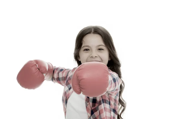 Boxningshandskar för flickor redo att slåss. En stark och självständig flicka. Känn dig mäktig. Tjejernas maktkoncept. Feministisk uppfostran och kvinnors rättigheter. Kämpa för hennes rättigheter. Kvinnors rättigheter och friheter — Stockfoto
