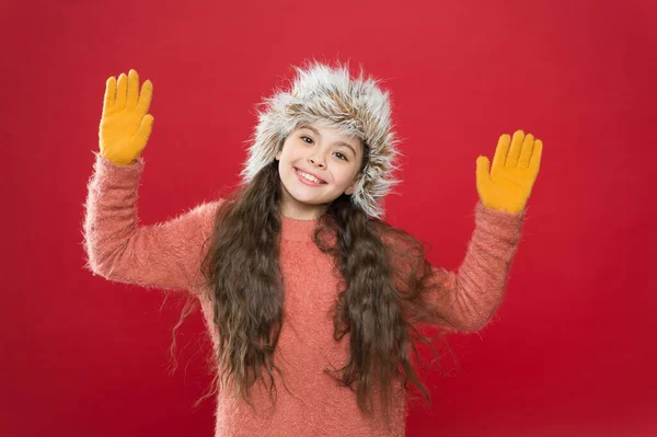 Happy child in warm winter clothes of knitted sweater and gloves with earflap hat ready for holiday activity, winter — Stock Photo, Image