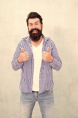 Sakallı adam mutluluğu hisset. Denim bak. Sıradan erkek modası. Erkekler için berber bakımı. Bıyıklı vahşi hippi. Sakallı, olgun bir hippi. Tarzına güveniyor. Başarılı olmak yaşam tarzıdır.