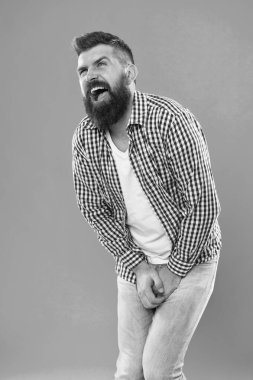 Taşaklarıma tekme yedim. Testis darbesi. Adam kasığından vurulmuş. Adam acıyla baş etmeye çalışırken kendini katlıyor. Keskin bir acı tüm vücudunu etkisiz hale getirir. Sakallı adam acı çekiyor. Saldırıya uğradım.