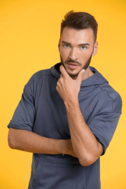 Sakalın benimki kadar yumuşak mı? Pürüzsüz, sağlıklı tenli ve yumuşak saçlı bir maço. Sakallı, kendine güvenen, sarı yüzlü bir adam. Sakallı, traşsız adam yakışıklı görünüyor.