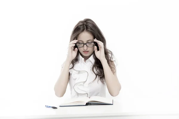 Бизнес-концепция. обратно в школу. сексуальная женщина читает книги в очках. очки для лучшего зрения. Сексуальная секретарша работает в офисе. Дресс-код офиса. Красивая брюнетка деловая женщина носить очки — стоковое фото