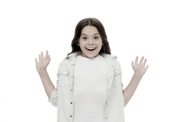 ¡Qué sorpresa! Niño sorprendido sonrisa aislado fondo blanco. Niña de pelo largo rizado sorprendido feliz. Chica rizado peinado adorable maravilla cara. Niño feliz ama las sorpresas agradables — Foto de Stock