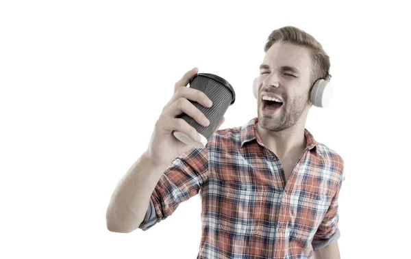 Carga de energia. Tome café de bom humor. Hipster homem ouvindo música segurar papel xícara de café. Uma pausa relaxante. Um homem bebe café. Estilo de vida ecológico e reciclagem. Satisfeito com o gosto. Bom humor. — Fotografia de Stock