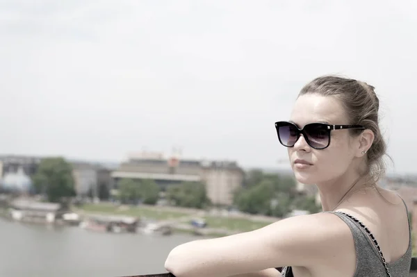 Menina em óculos de sol no rio Vistula em krakow, Polônia — Fotografia de Stock