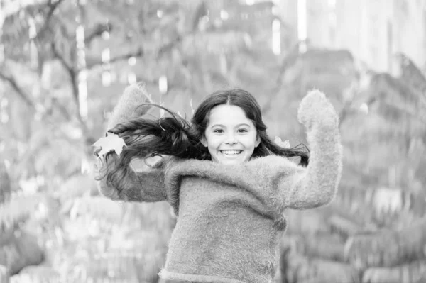 Simpel geluk. Kind geniet van de herfst buiten. Ontmoet de herfst. Klein meisje glimlachend vrolijk schattig kind prachtig lang haar esdoorn bladeren. Gezellige herfstdag. Speel met bladeren. Gelukkige jeugd. Herfstfestival — Stockfoto