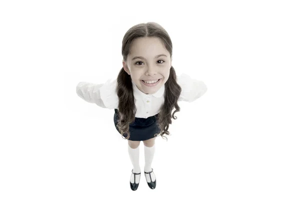 Alumno de primer grado. Uniforme escolar. De vuelta a la escuela. A los estudiantes les encanta la escuela. Una colegiala sonriente. Celebra el día del conocimiento. Tiempo de septiembre para estudiar. Chica linda pupila sobre fondo blanco —  Fotos de Stock