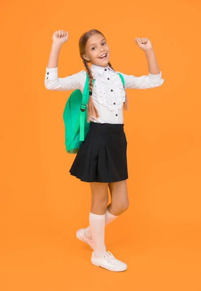 Schoolclub. Privé-onderwijs. Tiener met rugzak. Schattig lachend schoolmeisje. Meisje klein schoolmeisje draagt rugzak. Leerling met lange vlechten die naar school gaan. Helemaal klaar. Schoolmeisje dagelijks leven — Stockfoto