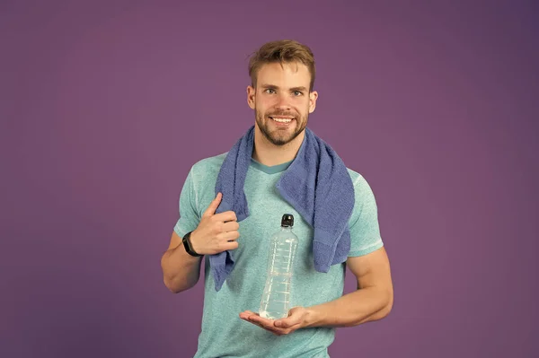 Régime alimentaire et équilibre hydrique dans le corps. homme positif boire de l'eau fraîche de la bouteille. avoir soif. beau et sain. Fitness homme sexy se détendre après la salle de gym. Mode de vie sain. Soutien du bilan hydrique — Photo