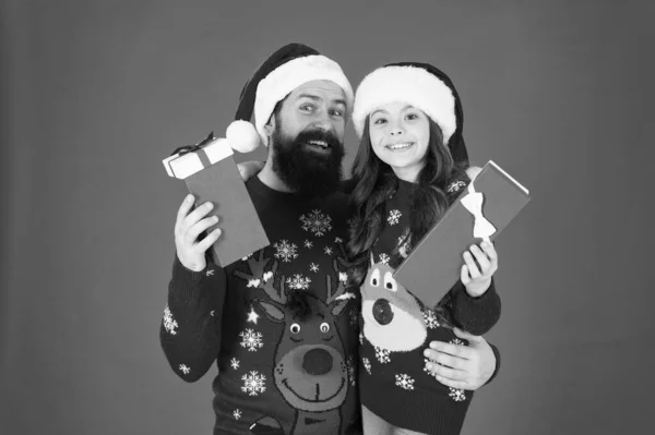 Padre abrazo a su hijita. El niño con papá celebra la Navidad. Compras familiares encantadoras. Compra regalos de Navidad. Servicio de entrega. Tienda concepto de centro comercial. Tiempo divertido. Tradición invernal. Regalo de Navidad —  Fotos de Stock