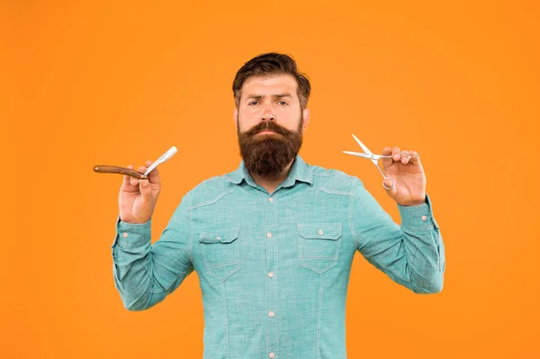 Baard en snor. Hipster met lange baard en snor haar gele achtergrond. Een man met baard en gereedschap. Baard vormen en stylen in de kapperszaak — Stockfoto