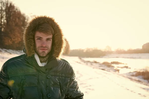 Preparándose para el invierno. espacio de copia. sentirse cálido y cómodo. temporada favorita. abrigo hinchable tipo verde. hombre disfrutar de día de invierno soleado. moda de temporada masculina. resfriado y gripe. macho en abrigo con capucha de piel —  Fotos de Stock