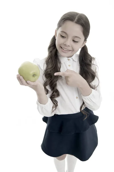 Detoks i dieta. Uczeń trzymać owoce jabłka na białym tle. Zdrowe odżywianie, Kid szczęśliwy trzymać jabłko. Szkolna przekąska. Jabłkowa przekąska. Uczennica nosić formalny mundur trzymać jabłko — Zdjęcie stockowe