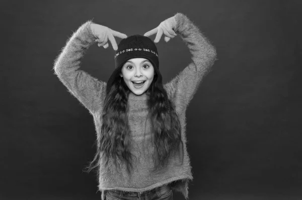 Hermosa locura. Un niño loco muestra cuernos en la cabeza. Chica feliz con mirada loca fondo rojo. Humor de vacaciones loco. Vacaciones de invierno. Moda y accesorio para niños — Foto de Stock